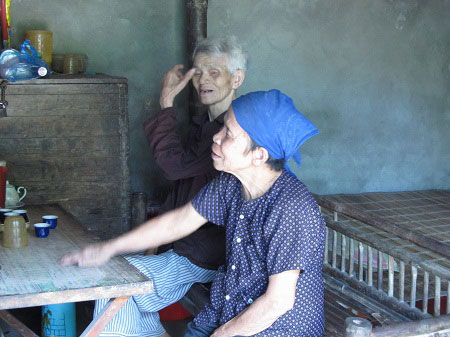 Cụ 80 lết đi xin nước nấu cơm cho chồng - 3