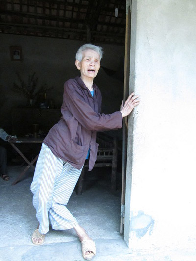 Cụ 80 lết đi xin nước nấu cơm cho chồng - 2