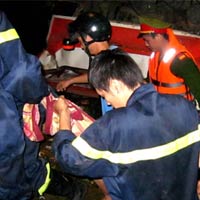 Tin tức trong ngày - Xe khách rơi xuống sông, 34 người chết