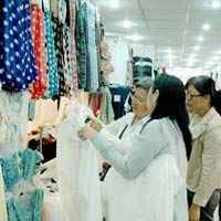 Thị trường - Tiêu dùng - Quần áo Trung Quốc "lũng đoạn" thị trường