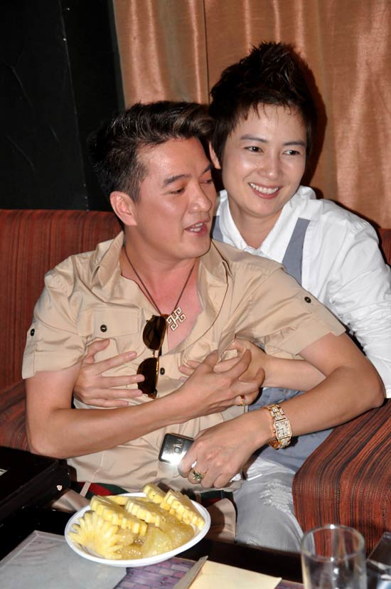 Sao Việt đặt bàn tay... nhầm chỗ - 2