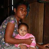 Tin tức trong ngày - Về nơi phụ nữ "dạt vòm" để... sinh con