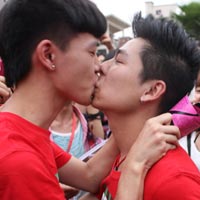 Phi thường - kỳ quặc - Sốt: Cuộc thi khóa môi với người đồng giới