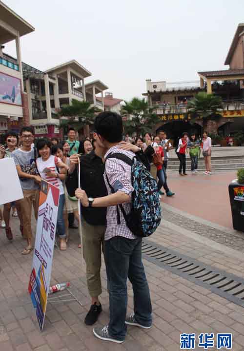 Sốt: Cuộc thi khóa môi với người đồng giới - 2