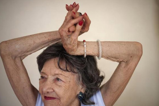 93 tuổi vẫn làm giáo viên dạy yoga - 3