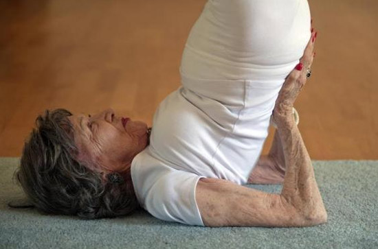 93 tuổi vẫn làm giáo viên dạy yoga - 2