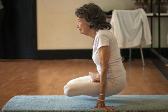 93 tuổi vẫn làm giáo viên dạy yoga - 4