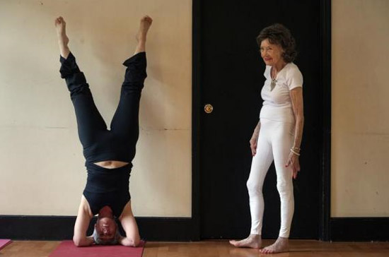 93 tuổi vẫn làm giáo viên dạy yoga - 1