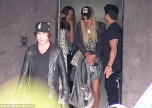 Paris Hilton lại bị cảnh sát sờ gáy - 2