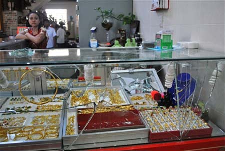 Táo tợn cướp vàng giữa trung tâm thành phố - 2