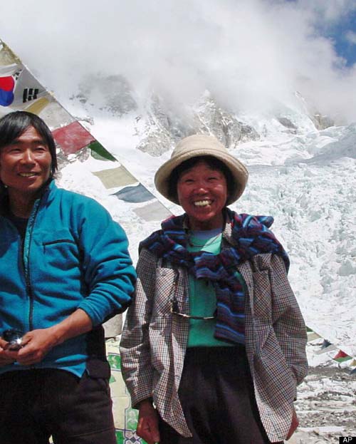 Bà cụ 73 tuổi chinh phục đỉnh Everest - 1