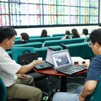 Tài chính - Bất động sản - Vì đâu chứng khoán lao đầu xuống dốc?