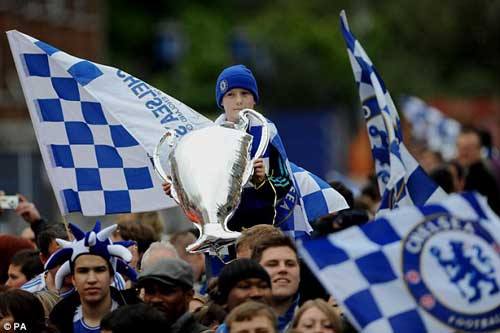 Chùm ảnh và video Chelsea rước cúp tại London - 10