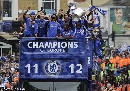 Chùm ảnh và video Chelsea rước cúp tại London - 4