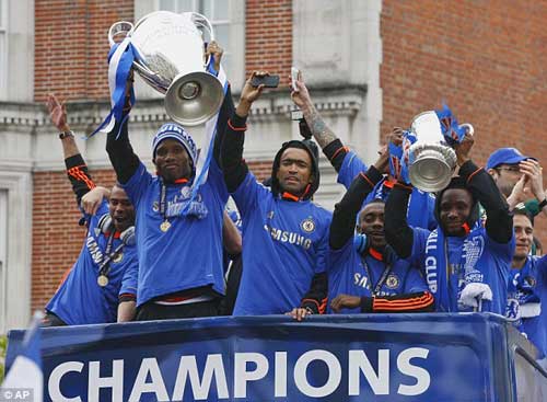 Chùm ảnh và video Chelsea rước cúp tại London - 5
