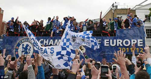 Chùm ảnh và video Chelsea rước cúp tại London - 6