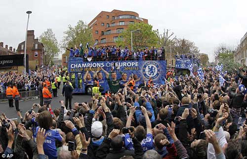 Chùm ảnh và video Chelsea rước cúp tại London - 7