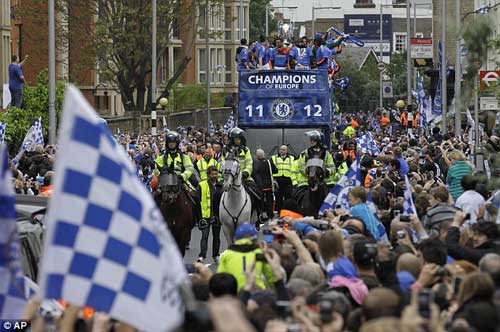 Chùm ảnh và video Chelsea rước cúp tại London - 8