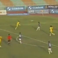 Bóng đá - "Siêu phẩm" của Basten tái hiện ở V-League