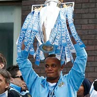 Đội trưởng Man City Vincent Kompany đến Việt Nam