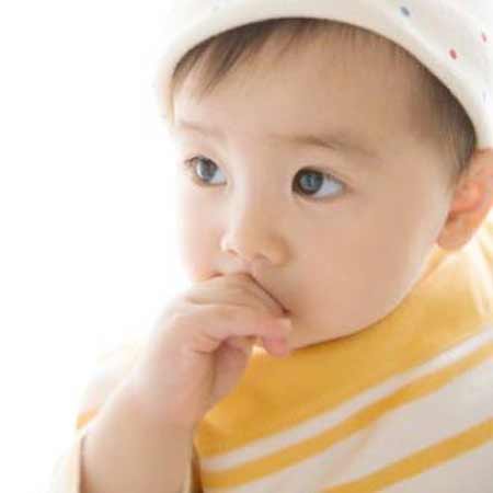 Trẻ biến dạng xương vì... mút tay - 2