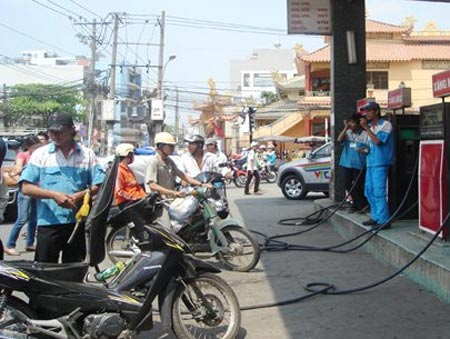 Giá xăng dầu giảm, đua tăng tiền hoa hồng - 1