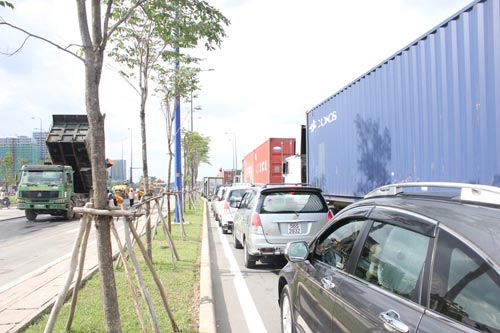 Cấm đường sửa lún, Đại lộ Đông Tây kẹt cứng - 3