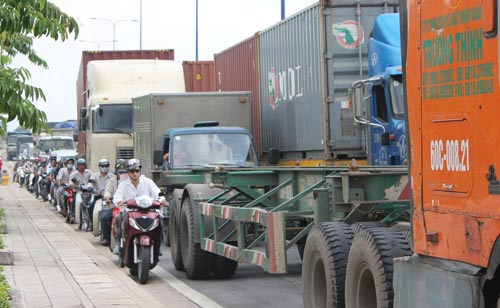 Cấm đường sửa lún, Đại lộ Đông Tây kẹt cứng - 4