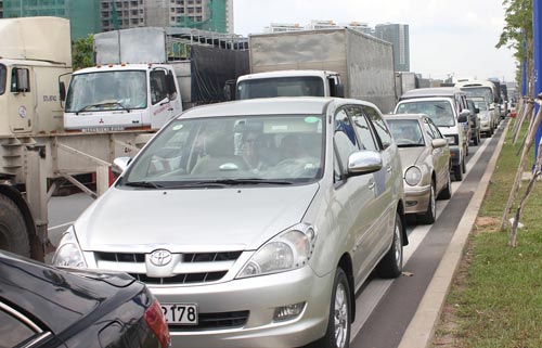 Cấm đường sửa lún, Đại lộ Đông Tây kẹt cứng - 5