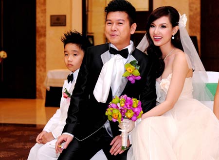 Đại gia bỗng dưng bị soi vì người đẹp - 2