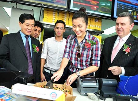 Đại gia bỗng dưng bị soi vì người đẹp - 3