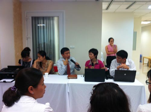 Ăn cơm bụi dù đóng học phí khủng? - 2