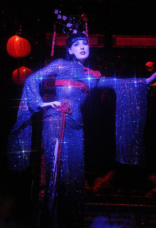 Nữ hoàng thoát y đốt mắt mày râu - 1