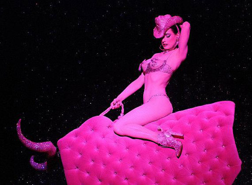 Nữ hoàng thoát y đốt mắt mày râu - 8