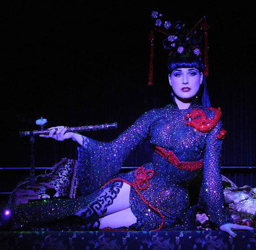 Nữ hoàng thoát y đốt mắt mày râu - 4