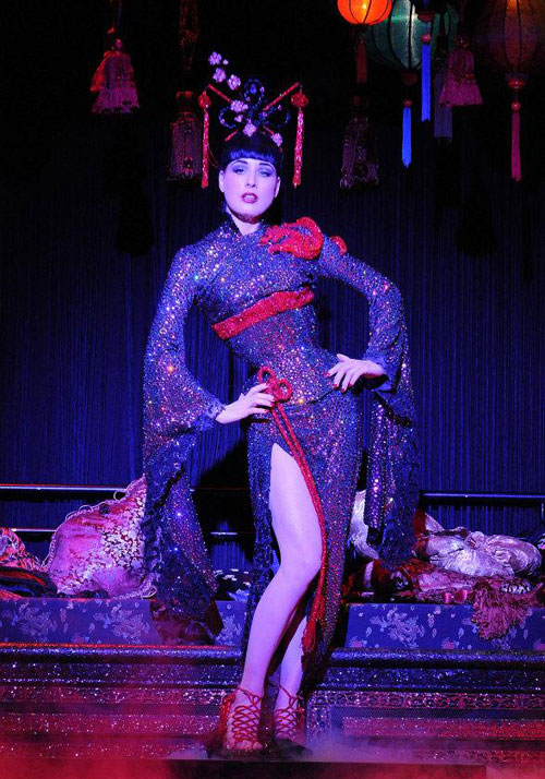 Nữ hoàng thoát y đốt mắt mày râu - 5