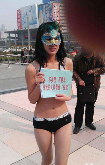 Xuống đường nhờ người... lột áo - 3