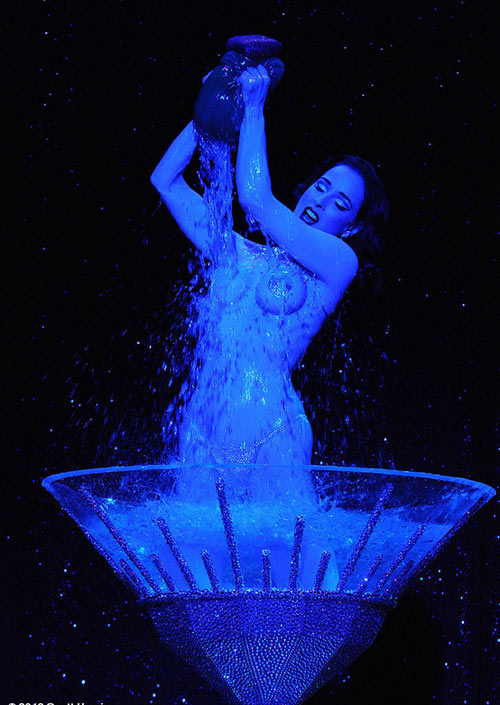 Nữ hoàng thoát y đốt mắt mày râu - 13