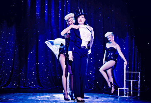 Nữ hoàng thoát y đốt mắt mày râu - 3