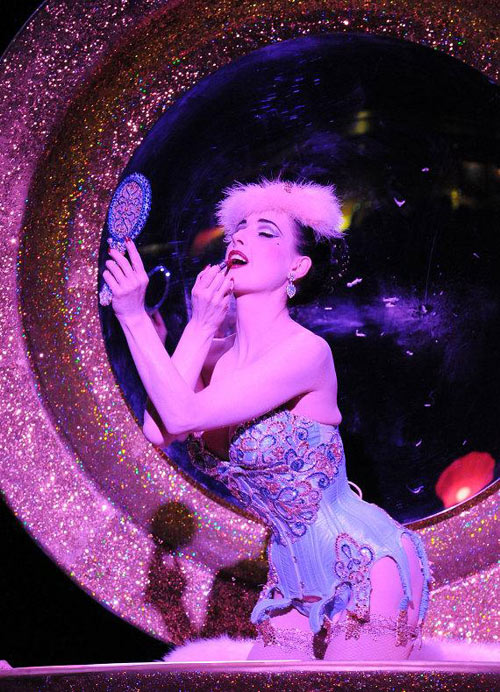 Nữ hoàng thoát y đốt mắt mày râu - 10