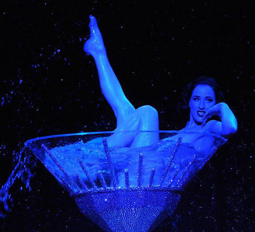 Nữ hoàng thoát y đốt mắt mày râu - 17