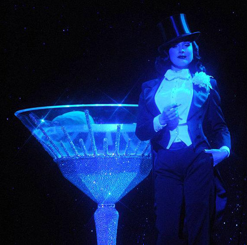 Nữ hoàng thoát y đốt mắt mày râu - 15