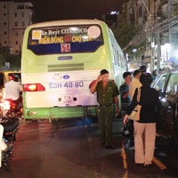 Pháp luật - Bị bắt khi hành nghề "hai ngón" ở bến xe buýt