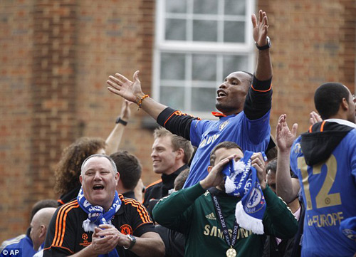 Drogba rời Chelsea: Tạm biệt người hùng - 10