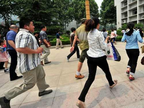 TQ: Hàng ngàn người vây kín trường điểm - 9