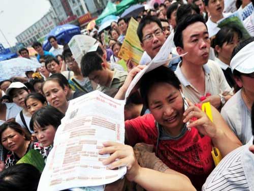 TQ: Hàng ngàn người vây kín trường điểm - 2