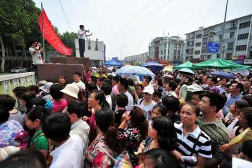 TQ: Hàng ngàn người vây kín trường điểm - 3