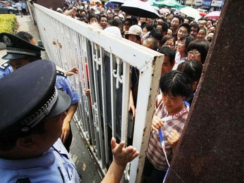 TQ: Hàng ngàn người vây kín trường điểm - 4