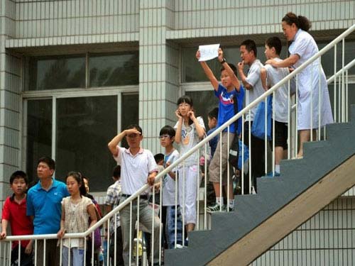 TQ: Hàng ngàn người vây kín trường điểm - 5