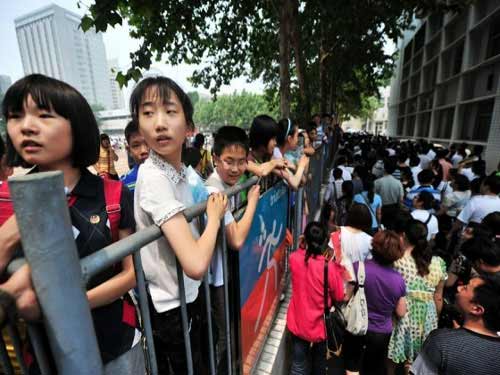 TQ: Hàng ngàn người vây kín trường điểm - 6